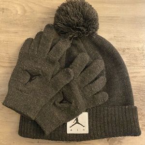 Boys Nike Skully Hat with matching gloves.